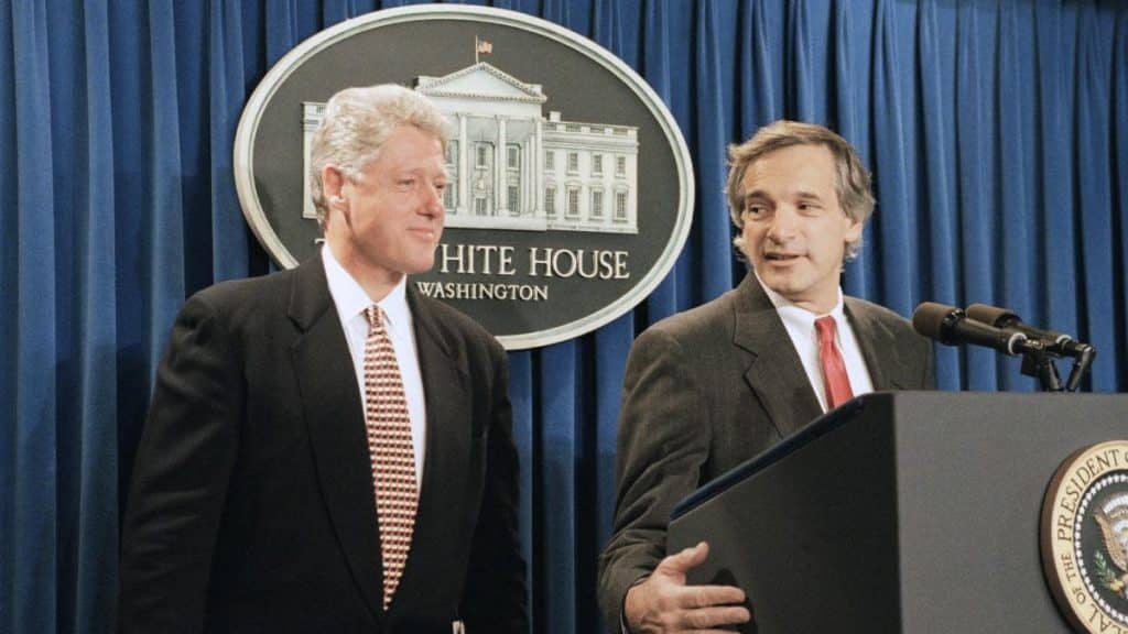 Bill Clinton y Robert Gallucci anuncian en la Casa Blanca el 18 de octubre de 1994 el acuerdo con Corea del Norte 