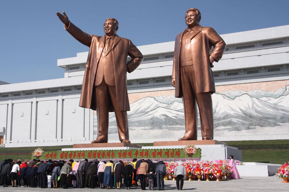 Las estatuas de Kim Il Sung (1912-1994), a la izquierda, y Kim Jong-il (1941/42-2011) en Mansu Hill en Pyongyang (abril de 2012)
