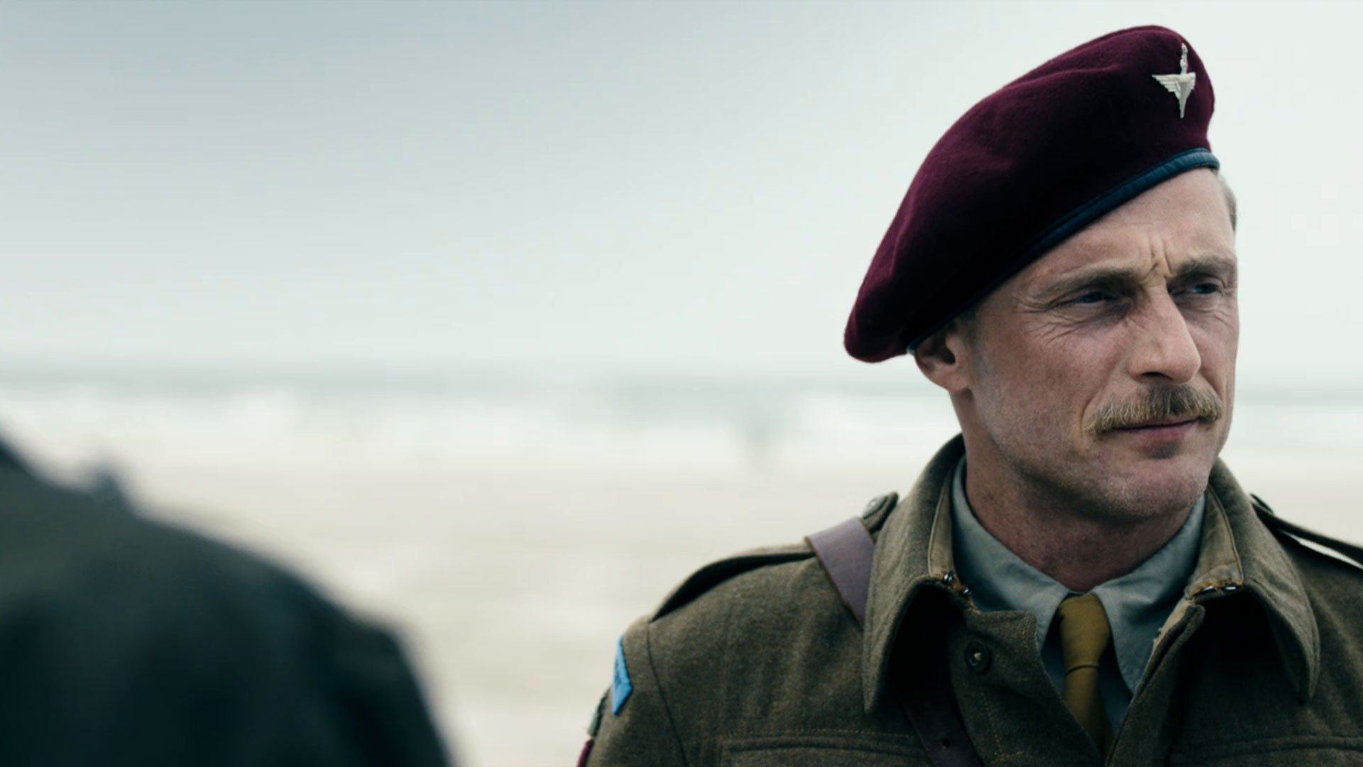 Fotograma del actor Roland Møller. en Land of mine.